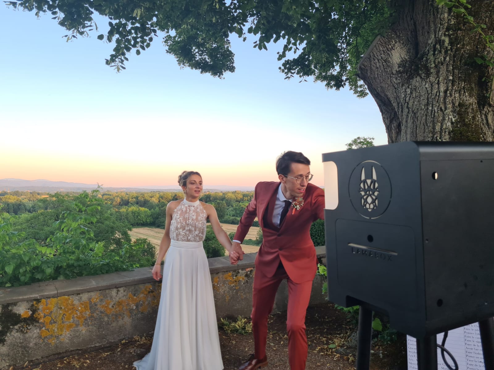 Vous recherchez une location de photobooth à Tain-l'Hermitage ? Lamabox anime vos mariages, anniversaires et événements d'entreprise avec une borne photo moderne et impression instantanée.